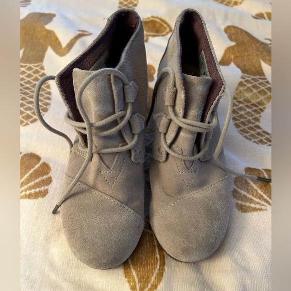 TOMS - Women’s Tan Suede Lace-up Booties - Size 6 - EUC - Picture 1 of 7